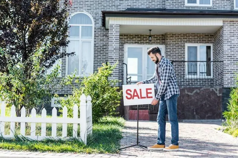 man-selling-house-by-himself - The MortgagePoint